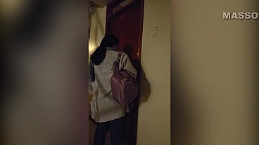 Madura pillada en una bodega por un pervertido que le propuso pagarle sus deudas, a cambio de llevarla a un motel para coger.