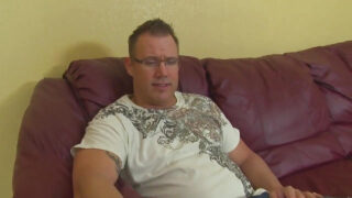 穿着丝袜的可爱金发亚裔荡妇米娅·莱德被汤米·犹他州肛交。