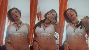 je joue avec mon fouet en me caressant