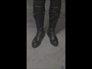 Grabo por la calle a mi vecina gótica luciendo sus botas altas y terminamos en mi casa