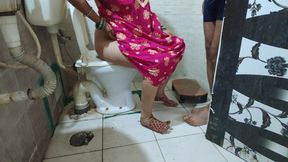Bhabhi Ko Bathroom Me Jakar Toilet Karte Samay Choda