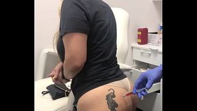 Inyecci&oacute_n en el spa a clienta rubia con tatuaje en la nalga. Sesi&oacute_n 2.