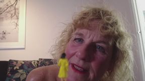 Giantess Molly finds a tiny woman