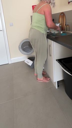 Dishes Vs. Full Bladder I Lost Control and Piss in Pants