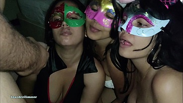 mi amiga me invita a su fiesta de disfraces para que me folle a ella y a todas sus amigas que estan bien buenas, PARTE 2