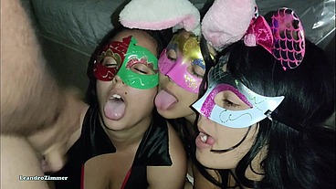 mi amiga me invita a su fiesta de disfraces para que me folle a ella y a todas sus amigas que estan bien buenas, PARTE 2