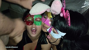 mi amiga me invita a su fiesta de disfraces para que me folle a ella y a todas sus amigas que estan bien buenas, PARTE 2