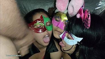 mi amiga me invita a su fiesta de disfraces para que me folle a ella y a todas sus amigas que estan bien buenas, PARTE 2