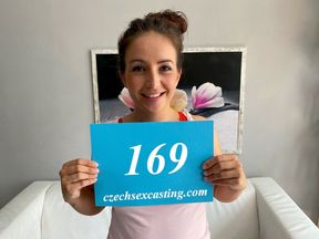 Amateur whore gets bitch fucked in casting