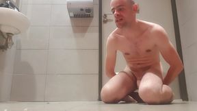 He shows his body in the public toilet and dildoes himself