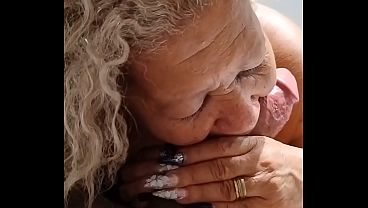 O novinho n&atilde_o aguentou a titia e gozou rapidinho