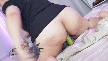 FetishAurae stretching her hole to squirt over an enormous zucchini
