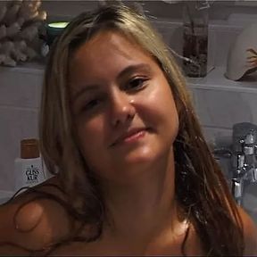 Blondine 22 Jahre blaesst bei ihrem ersten Casting direkt in der Badewanne