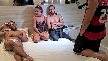 Bastidores da primeira vez no porno da esposa novinha do Casal Tesão Insano fodendo e bebendo leite