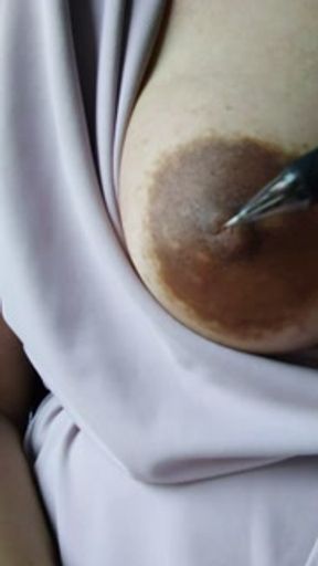 "Oh!? Nipple cracks feel great!!" A perverted Japanese woman who masturbates with a ballpoint pen ♥️