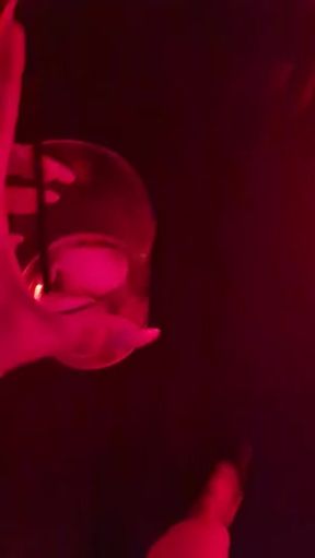 Noche de fiesta con mi esclavo, rellenando sus copas en el baño mientras él paga las mías y obtiene su premio.  Humillación públicaen discoteca vainilla