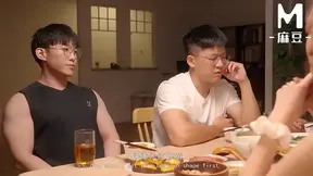 ModelMedia Asia - During the Mid-Autumn Festival reunion, my stepmother and stepsister took my virginity