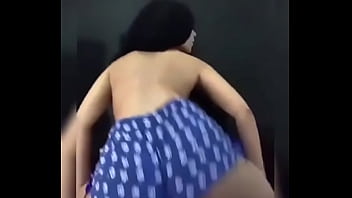 Novinha rebolando bem gostoso