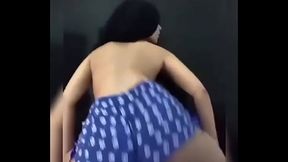 Novinha rebolando bem gostoso