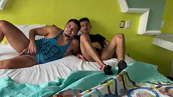 Haciendo porno Gay casero con mi vecino. Experimentando tr&iacute_os con latinos cachondos
