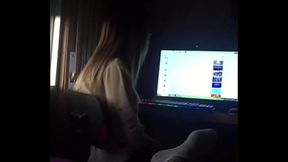 Una amiga en casa mirando una pel&iacute_cula mientras me hago una pija