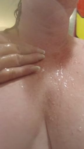 P1SSQUEEN PISSES and Showers on her phone