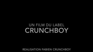 Der tätowierte arabische Hengst Roman Tik lässt sich in einer intensiven Hardcore-Session ungeschützt anal penetrieren, die mit einem Creampie und einem Samenerguss endet.