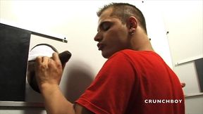 ce mec adore sucer des bites en glory holes