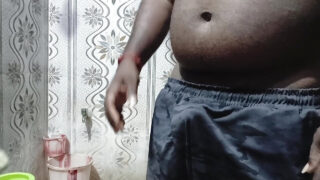 Buttet behåret indisk mand med lille uklippet pik nyder solo håndjob, urinering og anal på badeværelset