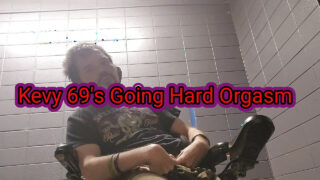 Para pria gay berpenis besar buatan sendiri menggauli pantat dan ejakulasi deras bersama-sama.