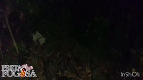 minha namorada nao resistiu ao tesao e quis dar no mato e pegaram a gente no flagra