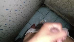 Young Man a masturbatinon good cumshot