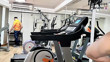 Lo provoqué_ y me folló_ en el gym.Sexo arriesgado, casi nos descubren