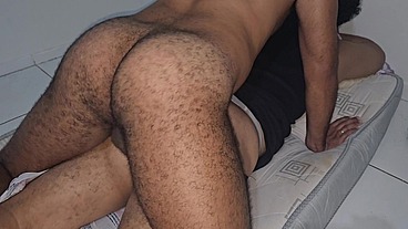 Gay Passivo rabudo dando o cu pros três ativos machos no quarto de um hotel, não arregou e aguentou firme. Parte 03