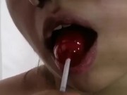 Me Masturbo con una paleta tutsi pop