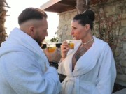 La porca Ladymuffin si masturba nella jacuzzi