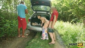 Amateur. Coqueta dama con formas naturales obtiene buen dinero