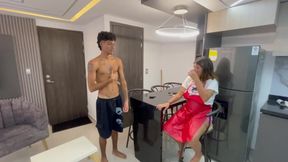 Chica latina el fontanero haciendo un trabajo para poder pagarle con sus lindas tetas y semen