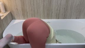 Felling in the bath while dunking over the edge