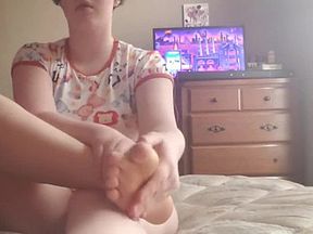 Bearly legal teen sucks on her feet
