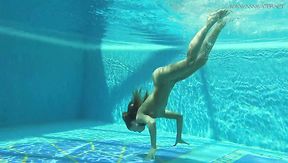 Beautiful Russian-French nympho Anna Zlatavlaska and her awesome underwater solo