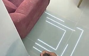 Observo a mi hermanastra viendo porno y me pongo cachondo, me corro en sus ricas