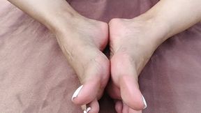 How she sucks her toes herself (3)