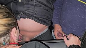 Casada no dogging sendo comida por v&aacute_rios roludos