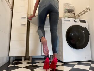 Despairing Wetting my Jeans and in my hawt Red HighHeels and play with