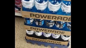 Chica en la tienda le encanta mostrar la tanga