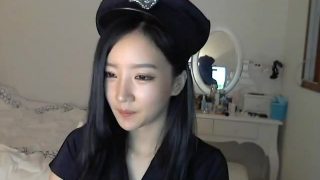 性感警察扮演者在摄像头上脱衣跳舞