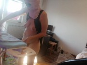 Femme amateur faisant le ménage nue. Milf à la chatte poilue et au gros cul.