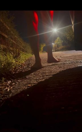 Total naked and barefoot whilst car pass by