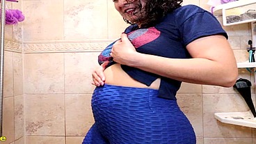Queen Gia Love wetting tight yoga pants SEXY!